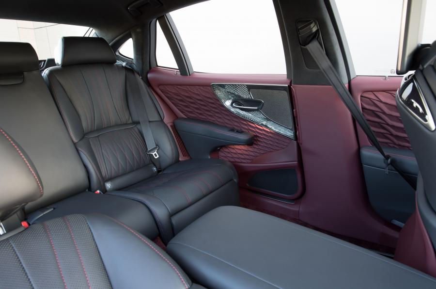 Интерьер Lexus LS500h AWD 2018 года  (UK) (фото 11 из 40)